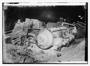 Train_wreck_on_April_29,_1911_in_Martin's_Creek,_Pennsylvania_showing_locomotive